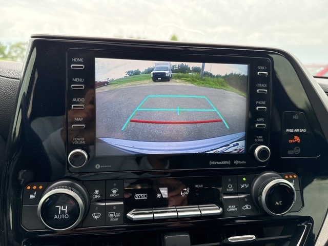 2021 Toyota Highlander XLE photo 10