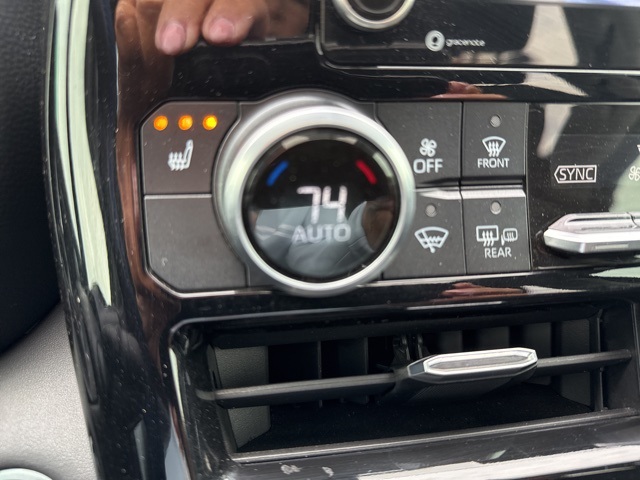 2021 Toyota Highlander XLE photo 12