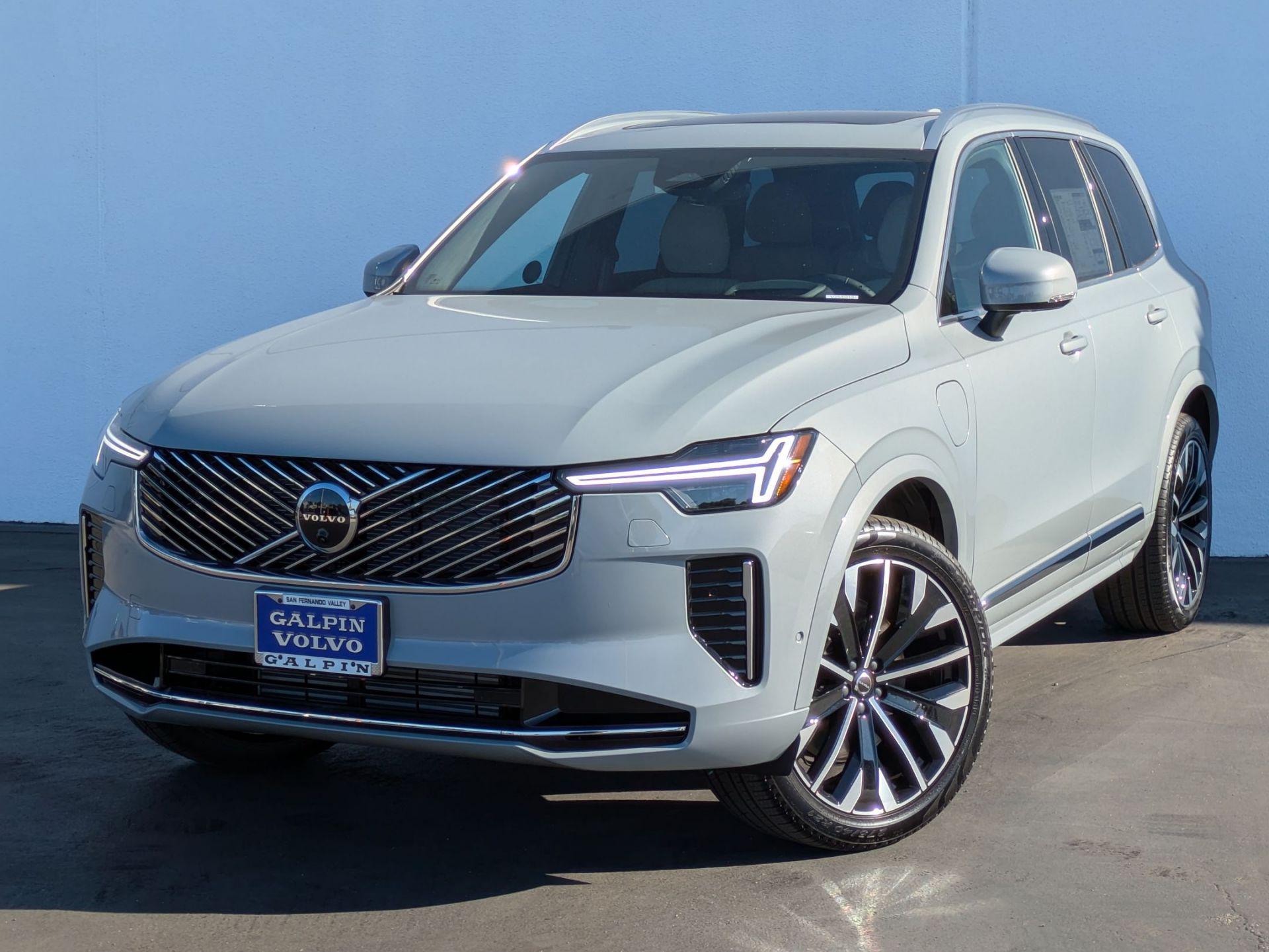 2025 Volvo XC90 T8 AWD photo 2