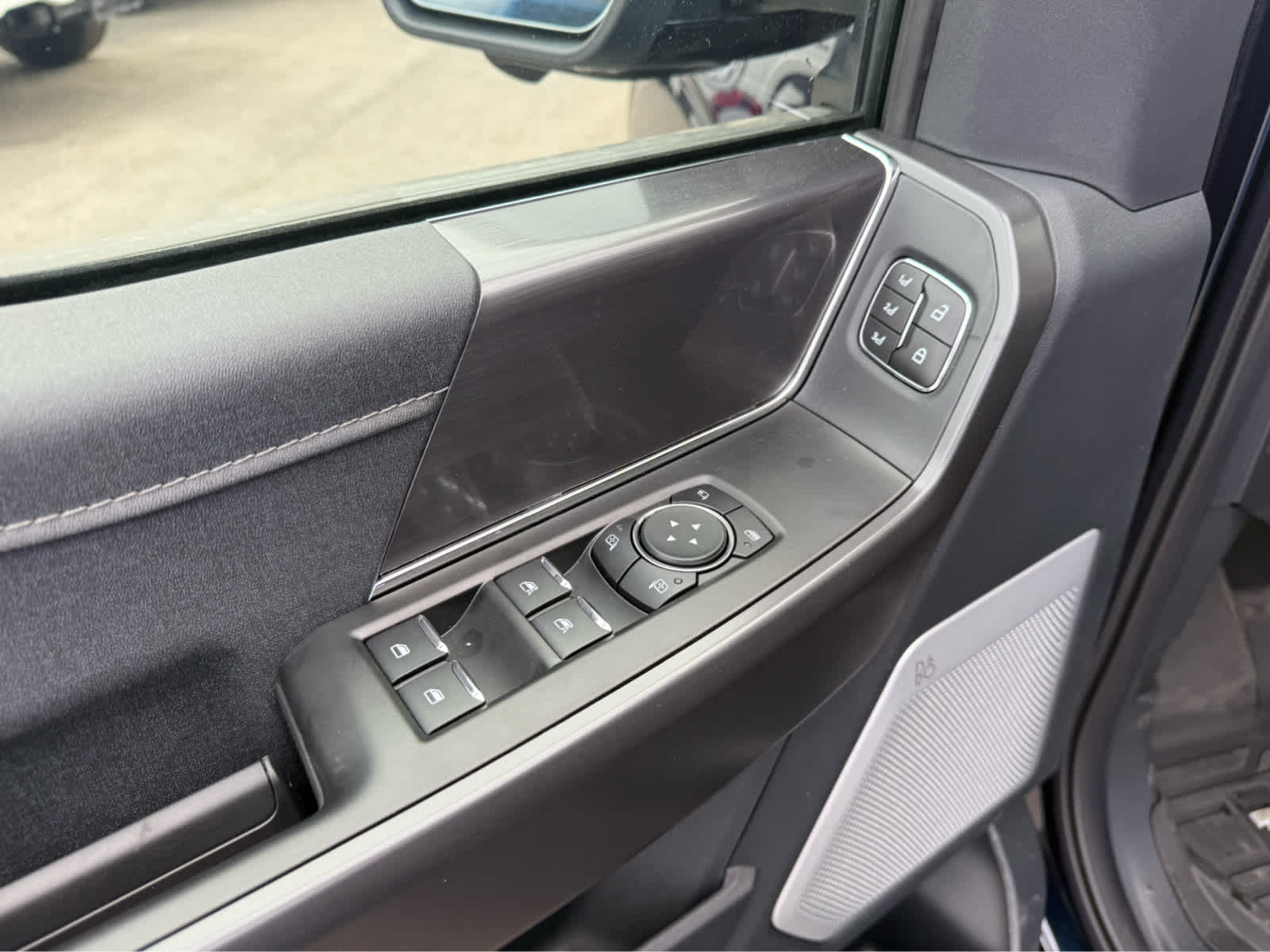 2025 Ford F-150 Lariat photo 7