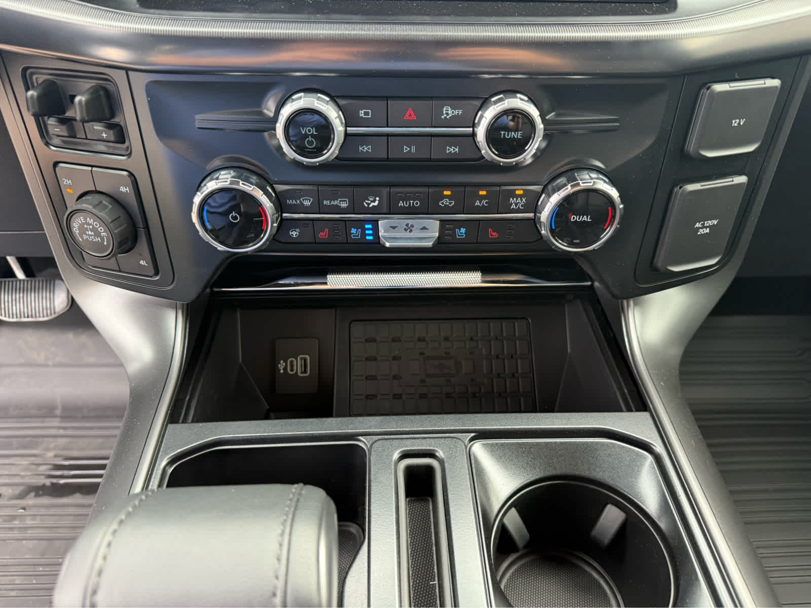 2025 Ford F-150 Lariat photo 13
