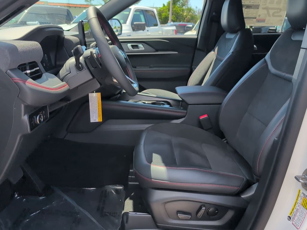 2025 Ford Explorer ST photo 4