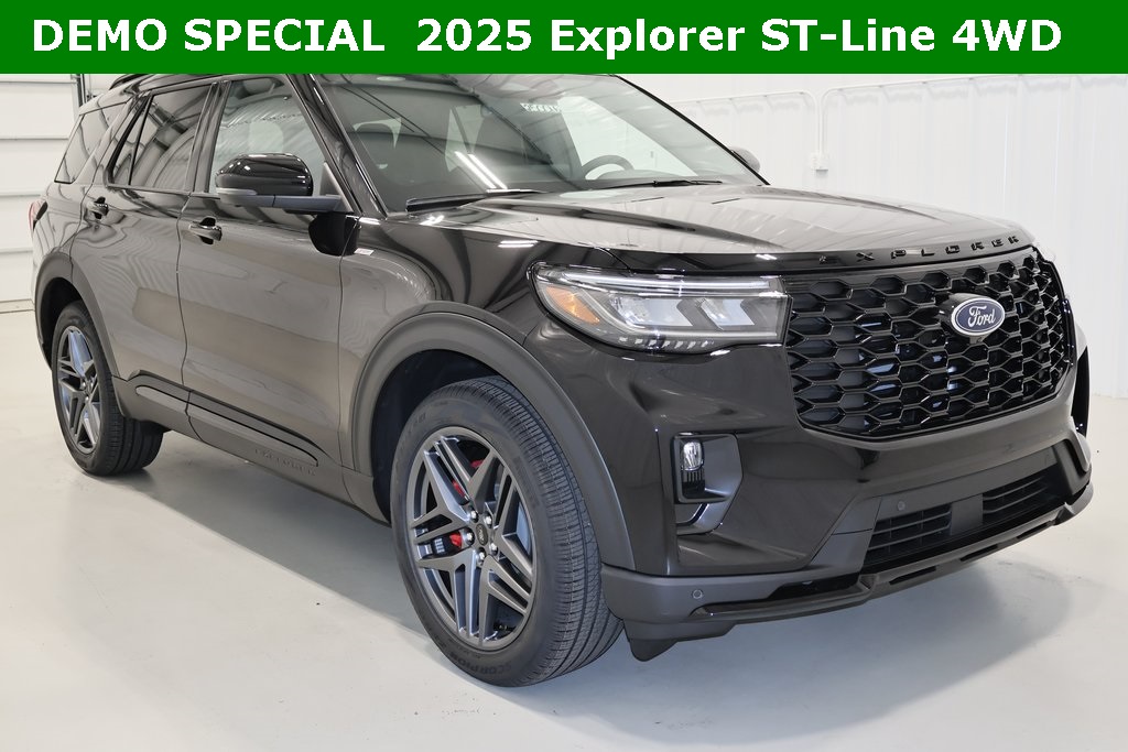 2025 Ford Explorer ST-Line photo 2