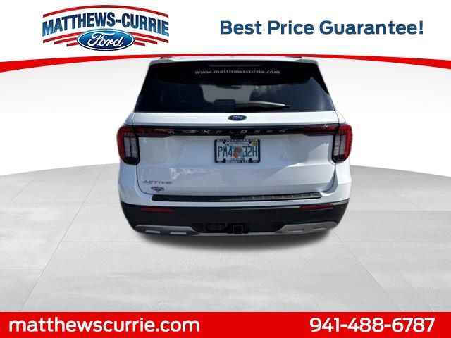 2025 Ford Explorer photo 2