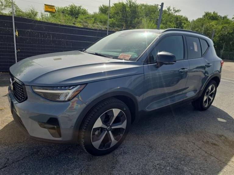 2023 Volvo XC40 Ultimate Dark Theme