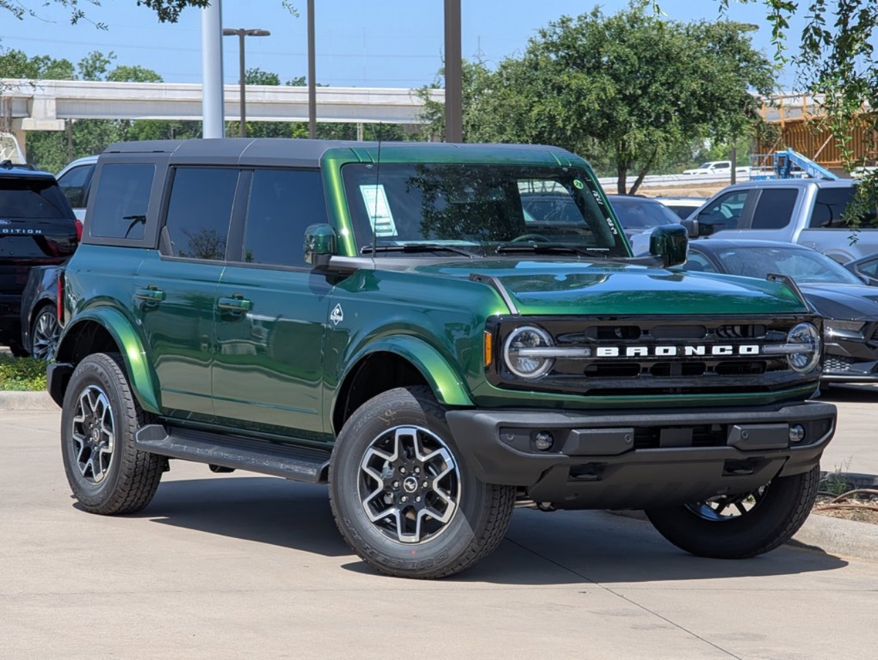 2025 Ford Bronco 4-Door Outer Banks's photo