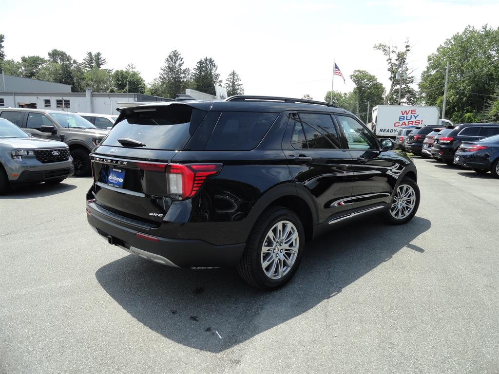 2025 Ford Explorer photo 2