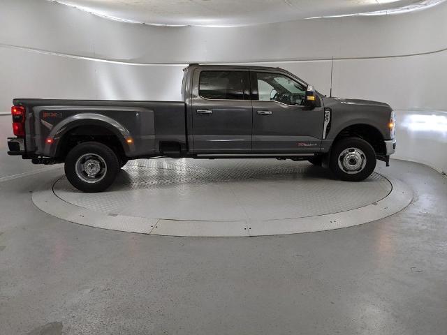 2025 Ford F-350 Lariat photo 2