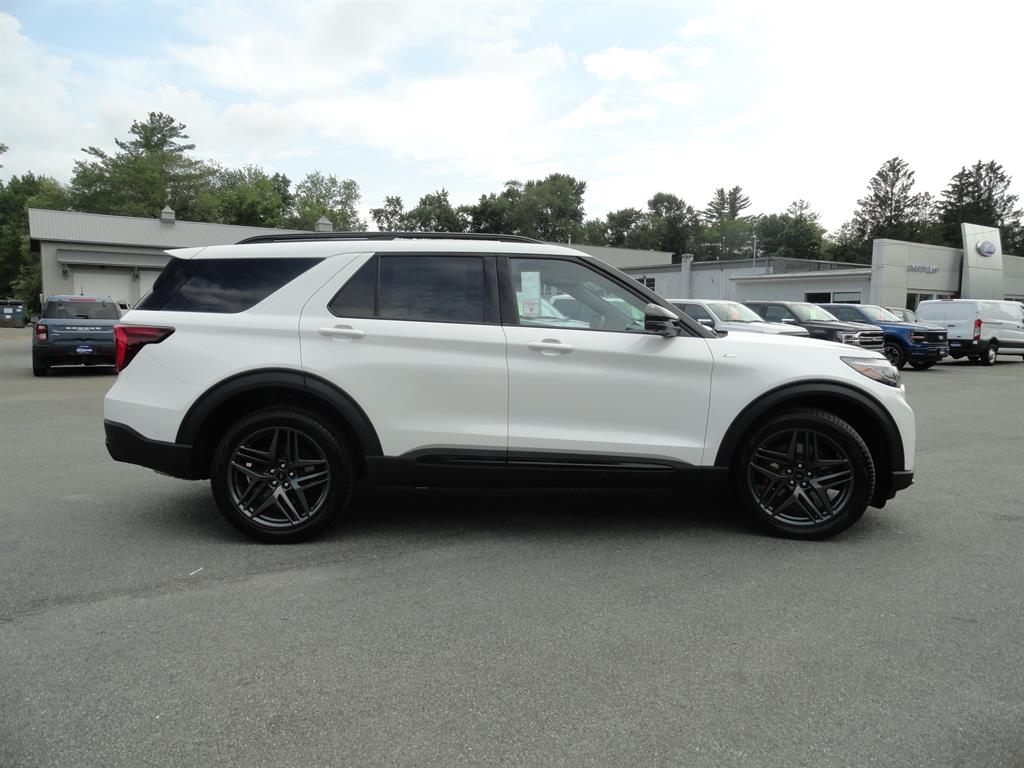 2025 Ford Explorer ST-Line photo 4