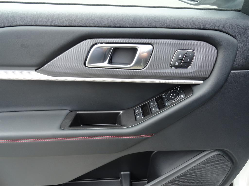 2025 Ford Explorer ST-Line photo 10