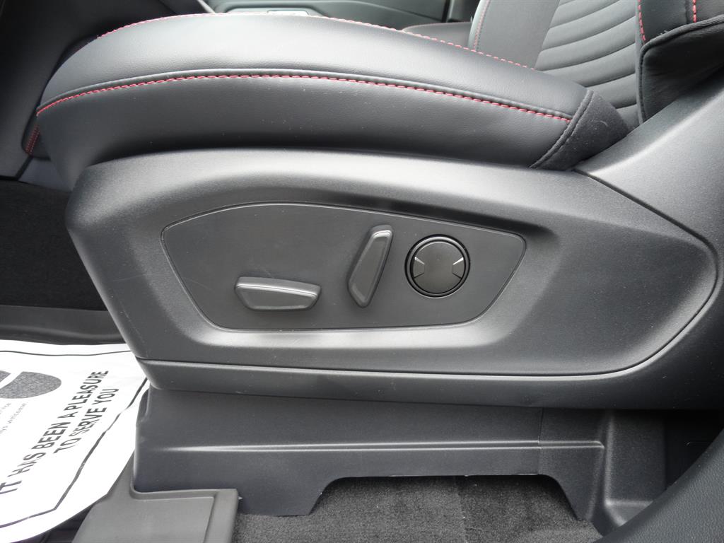 2025 Ford Explorer ST-Line photo 12