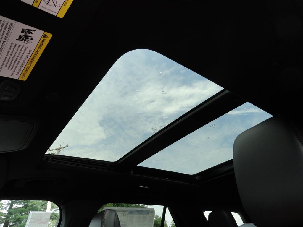 2025 Ford Explorer ST-Line photo 19