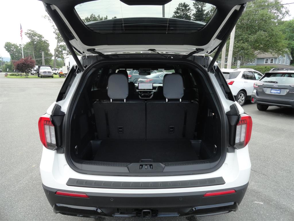 2025 Ford Explorer ST-Line photo 24