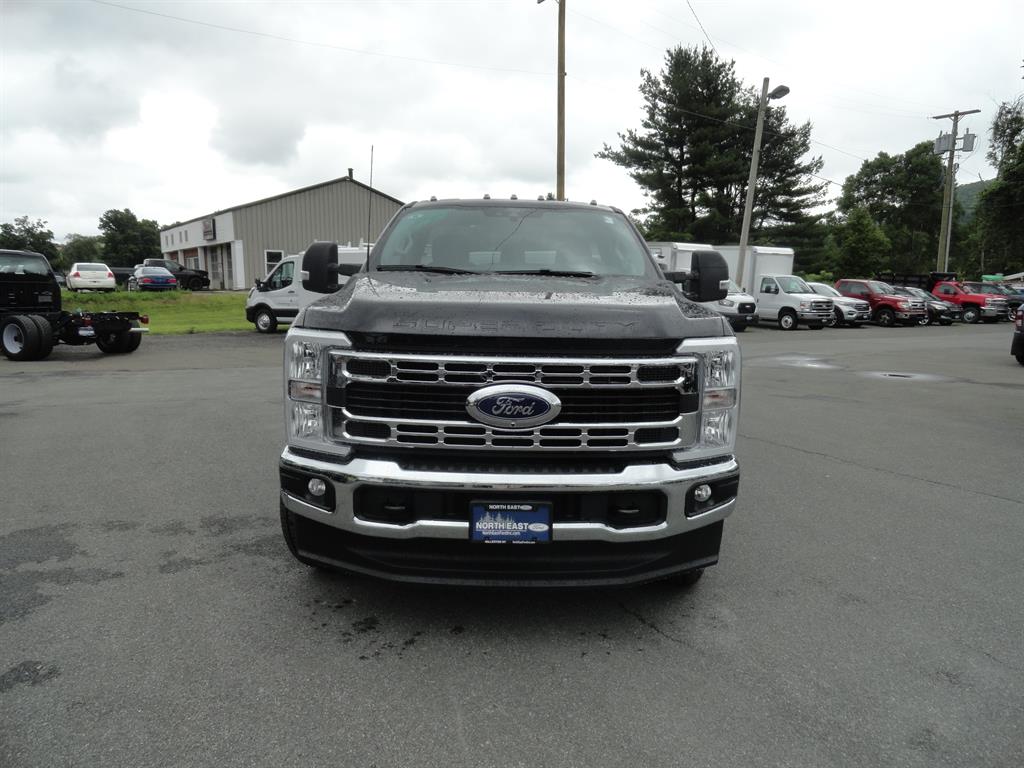 2025 Ford F-350 photo 2