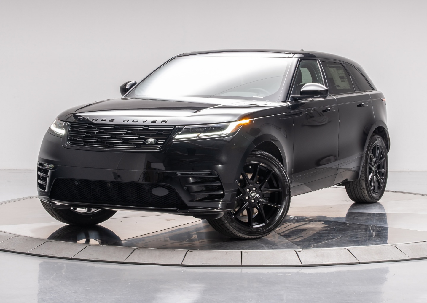 2026 Land Rover Range Rover Velar Dynamic SE's photo