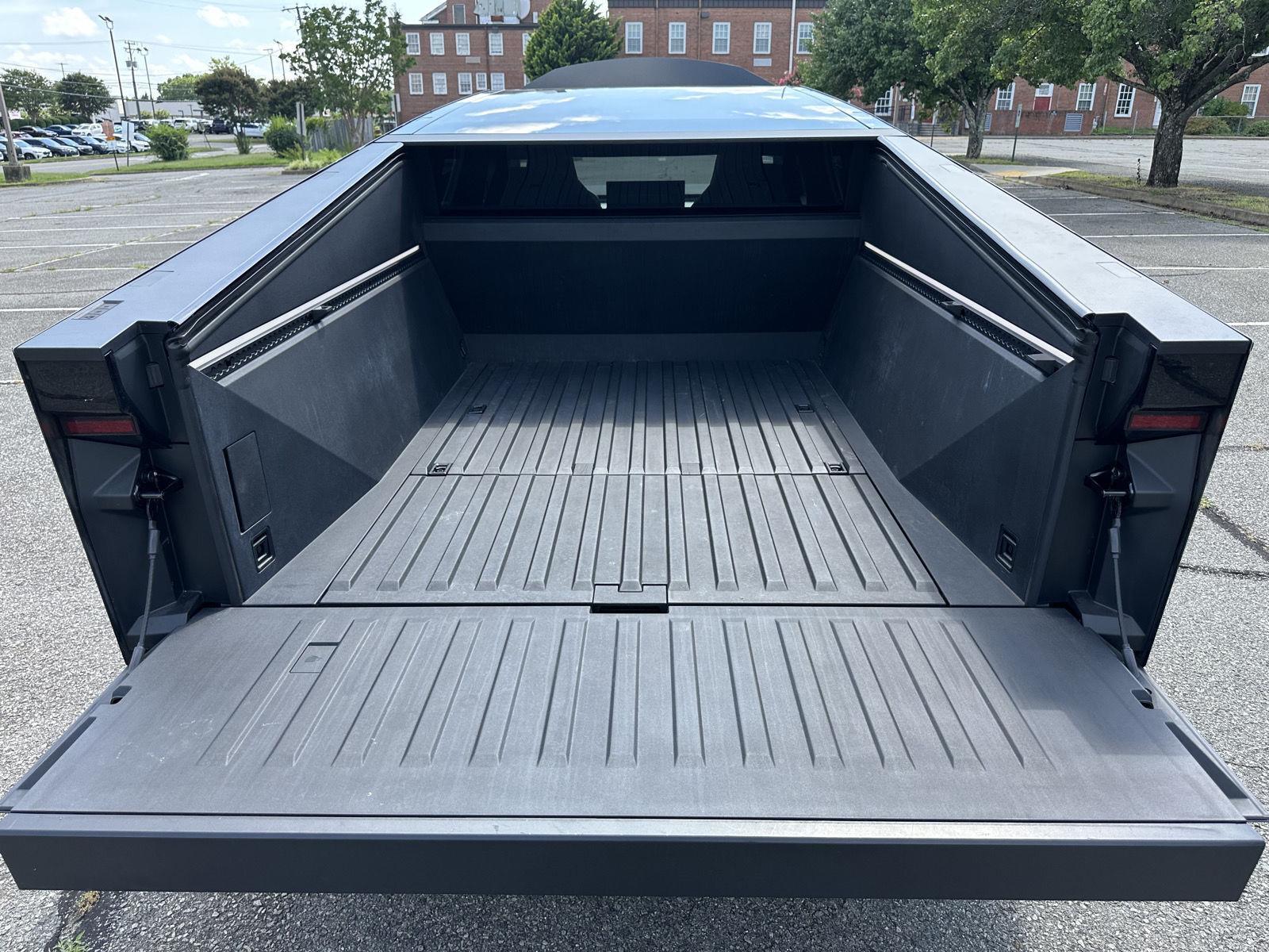 2024 Tesla Cybertruck photo 18