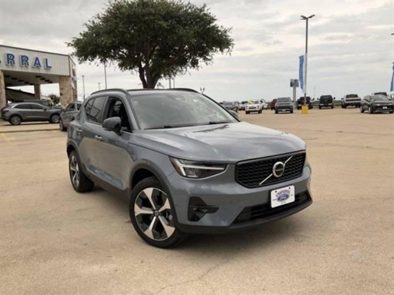 2023 Volvo XC40 Ultimate Dark Theme