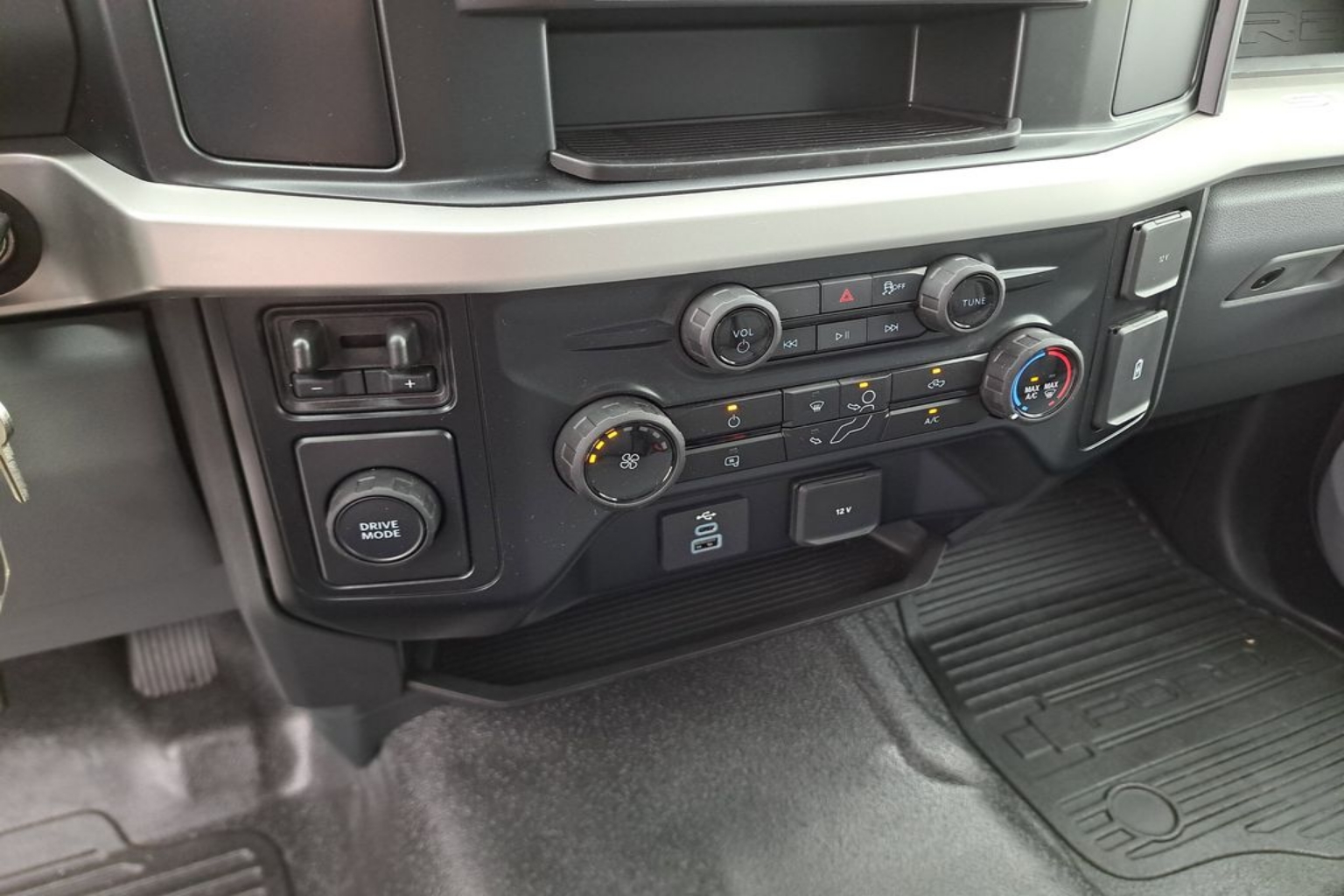 2025 Ford F-550 Super Duty Chassis Cab XL - Photo 25