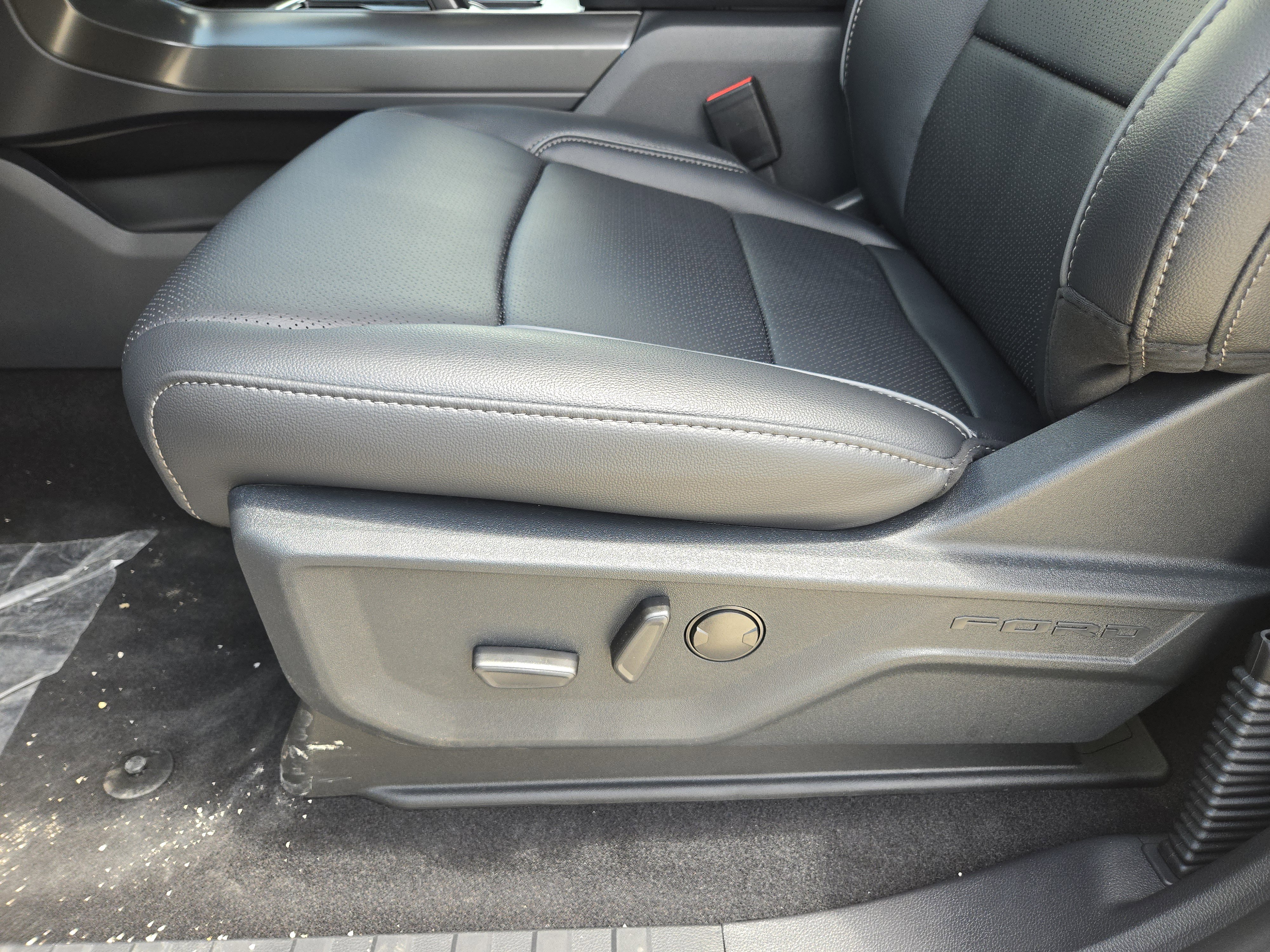 2025 Ford F-150 Lariat photo 17