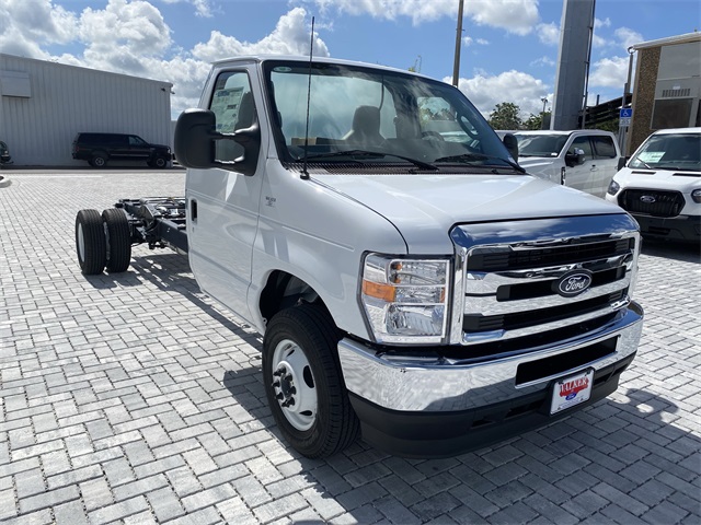 2026 Ford E-450 photo 3