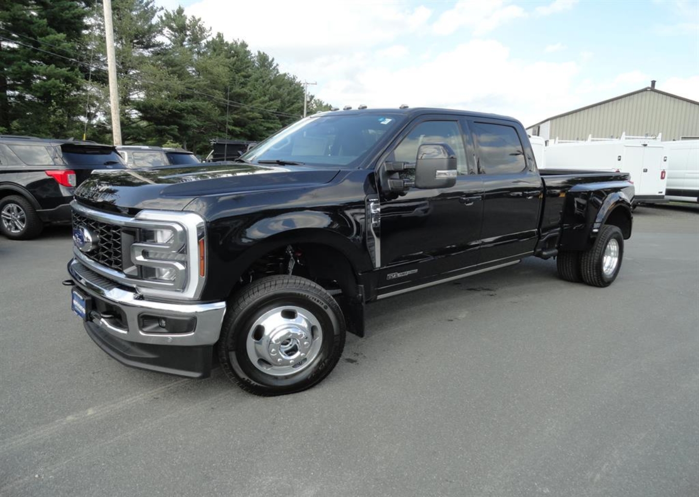 2025 Ford F-350 Super Duty Lariat's photo
