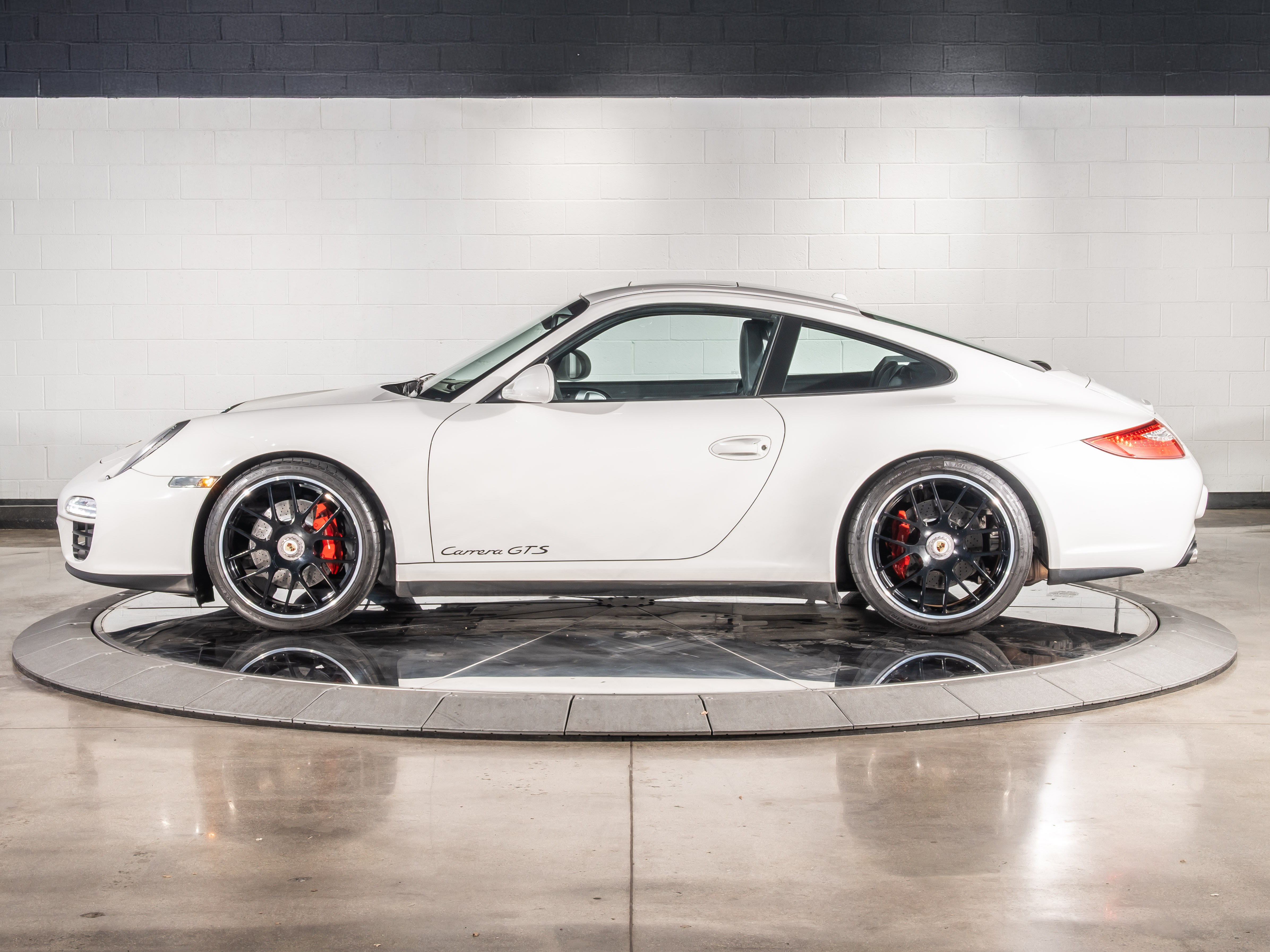 2011 Porsche 911 GTS photo 2