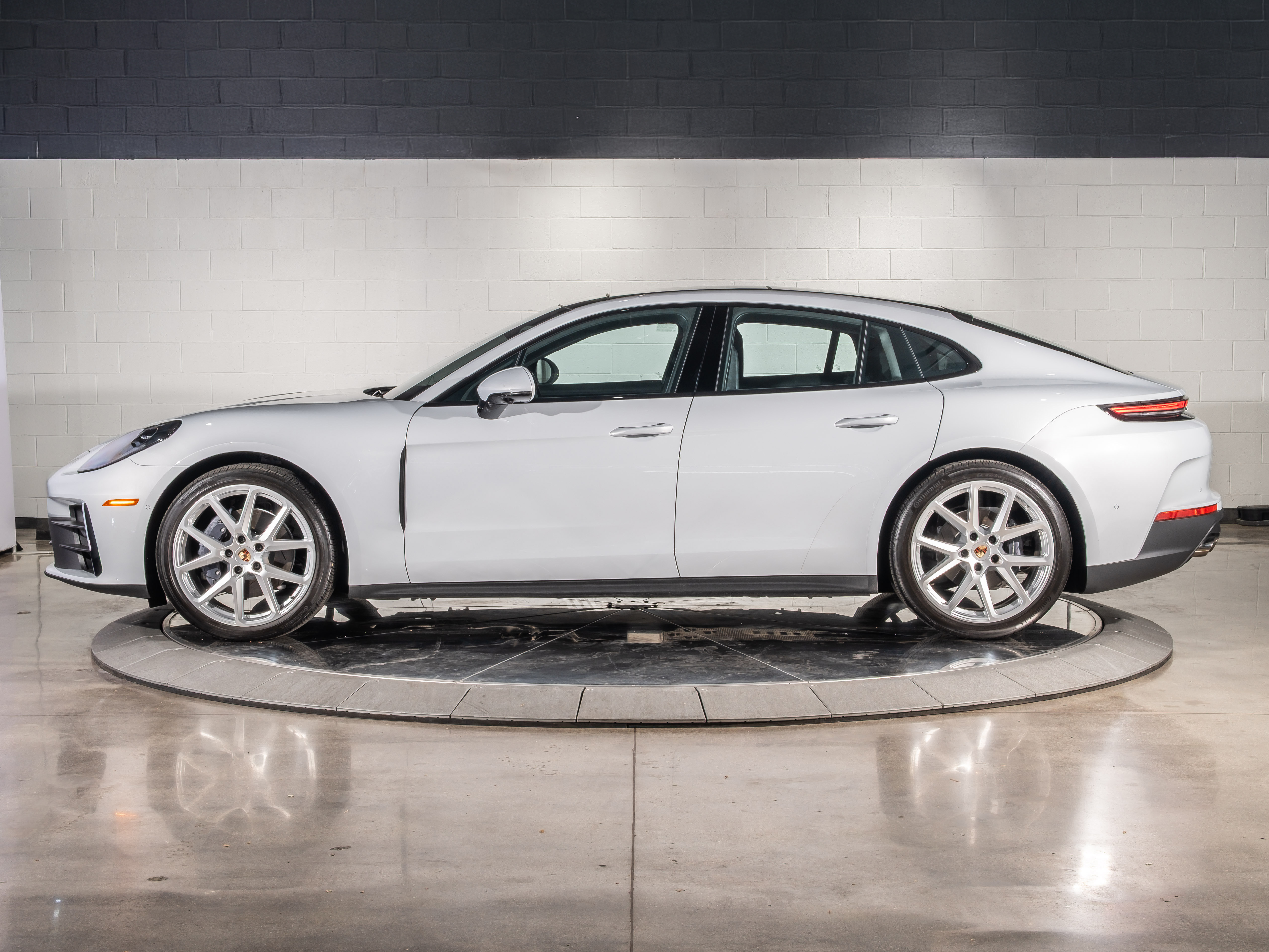 2025 Porsche Panamera 4 photo 2