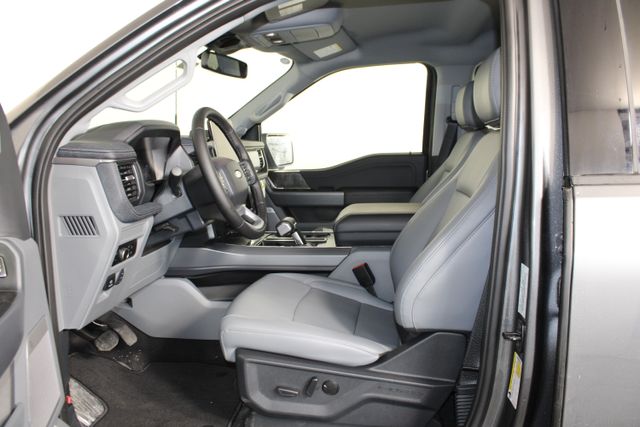 2025 Ford F-150 Lightning photo 4