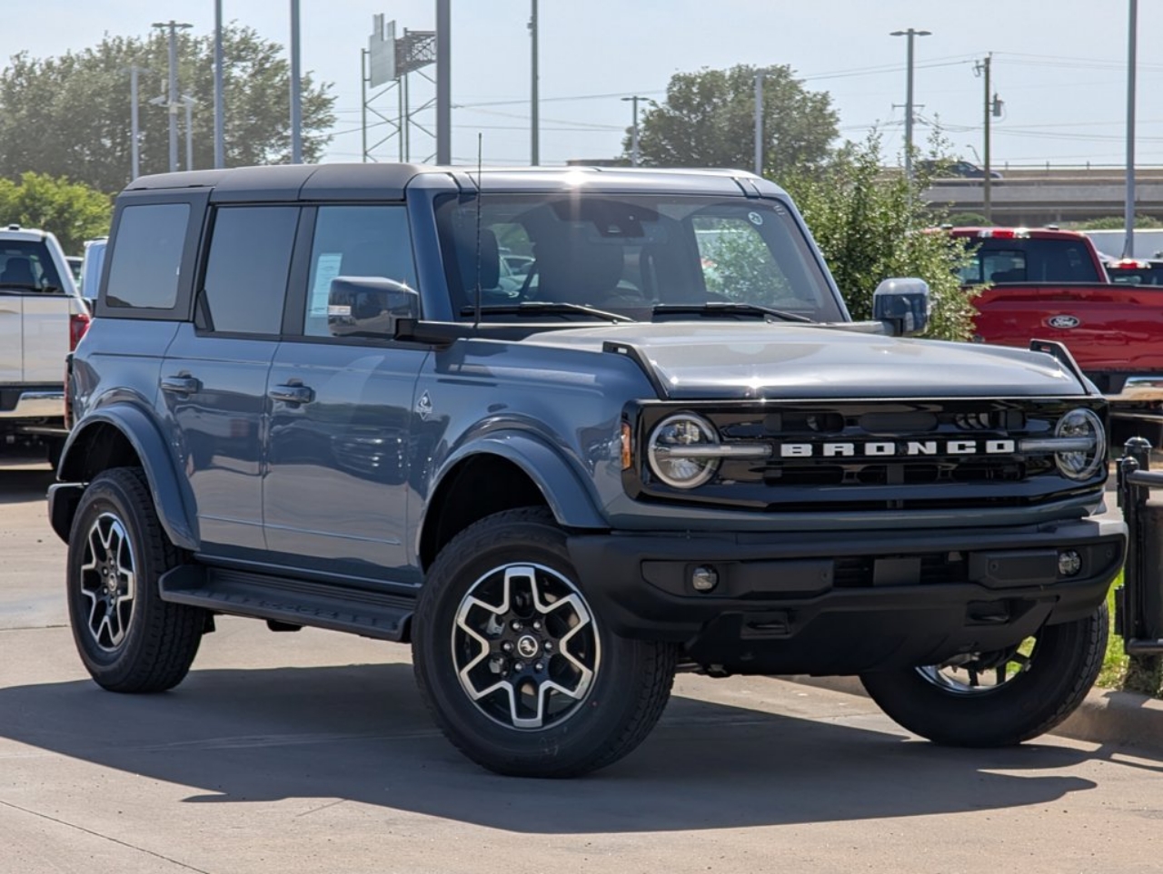 2025 Ford Bronco 4-Door Outer Banks's photo