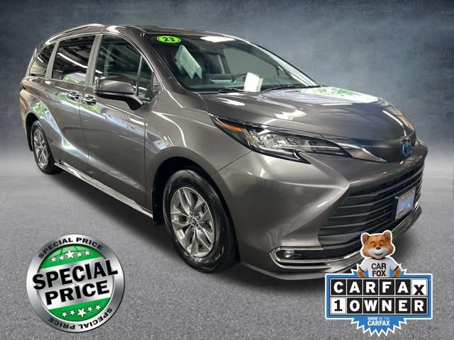 2023 Toyota Sienna XLE photo 3