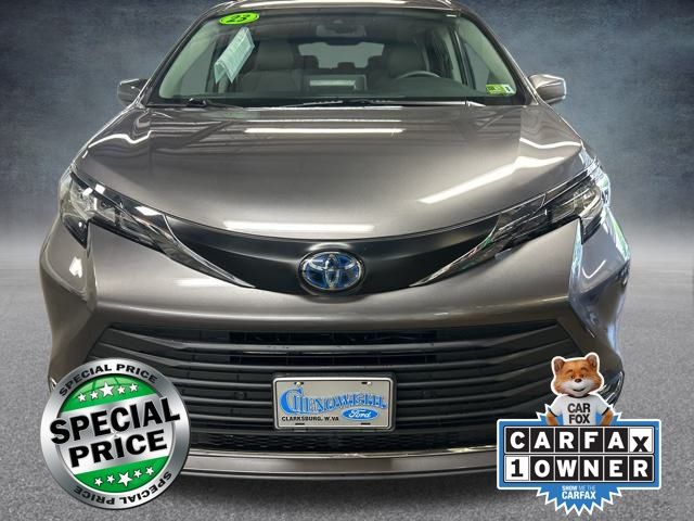 2023 Toyota Sienna XLE photo 4