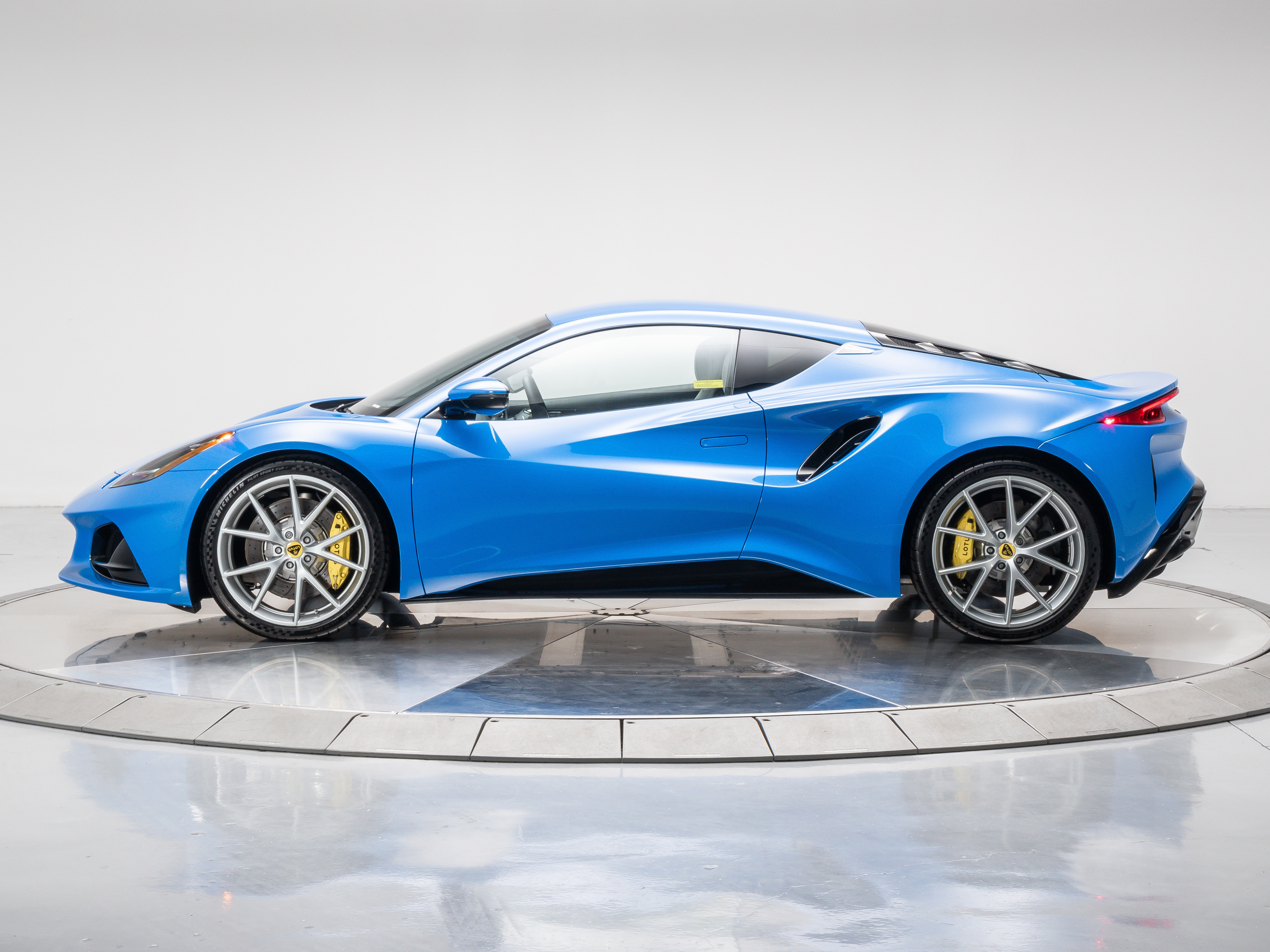 2024 Lotus Emira First Edition photo 2