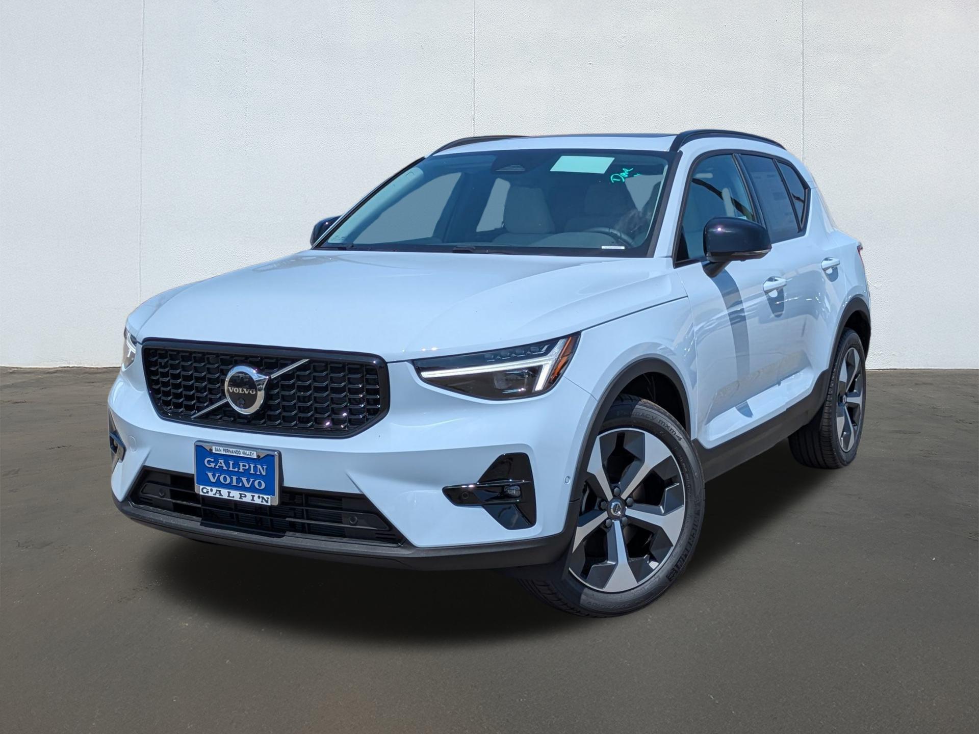 2026 Volvo XC40 Plus photo 2