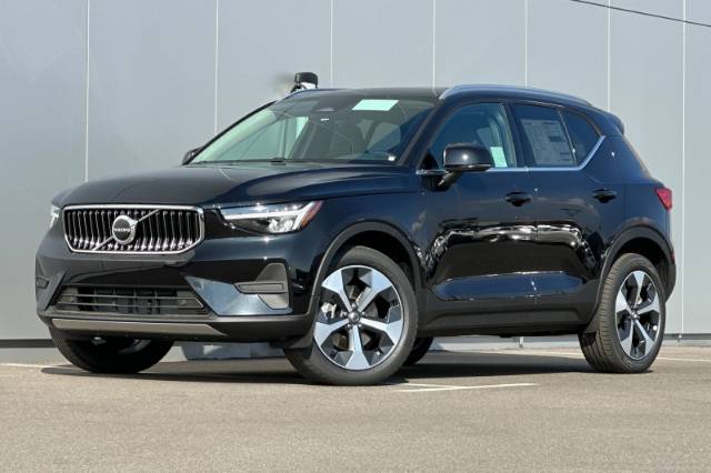 2025 Volvo XC40 B5 Core