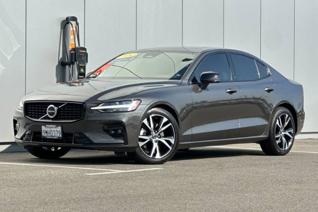 2024 Volvo S60 B5 Core Dark Theme