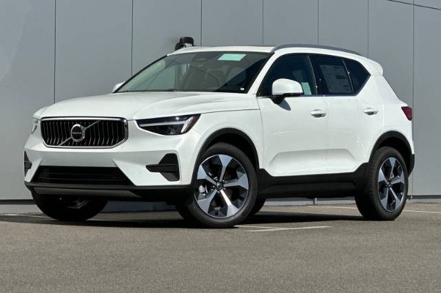 2025 Volvo XC40 B5 Core