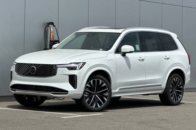 2025 Volvo XC90 Plug-In Hybrid T8 Plus