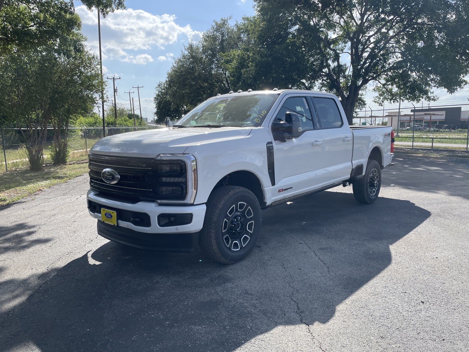 2025 Ford F-350 Super Duty Platinum's photo