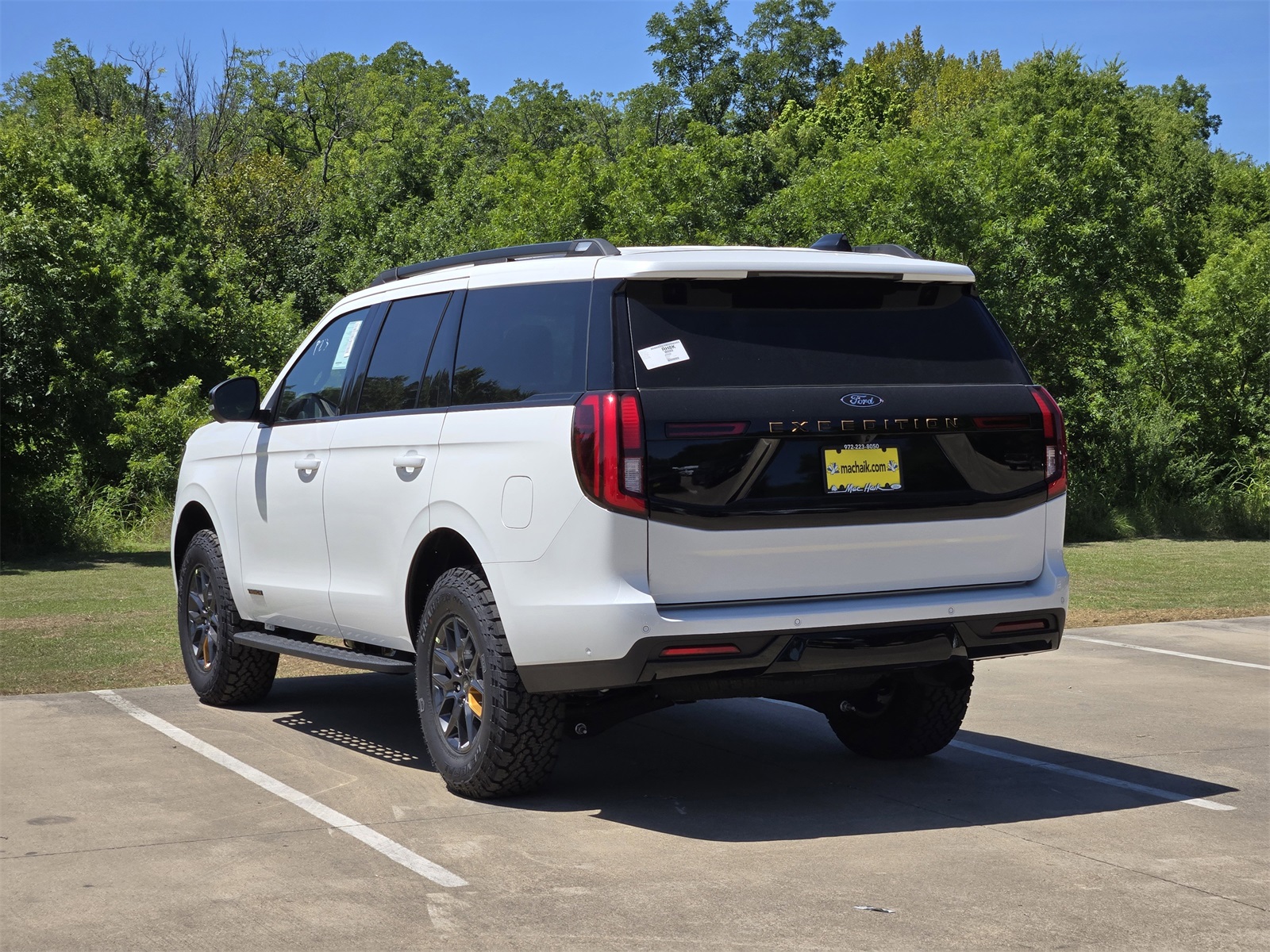 2025 Ford Expedition photo 3