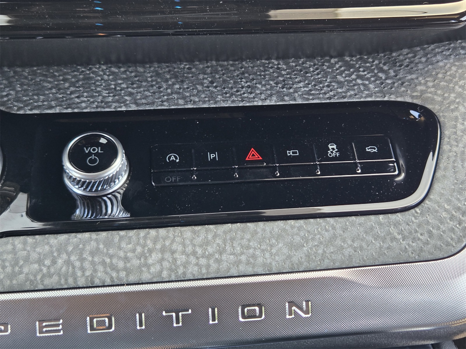 2025 Ford Expedition photo 13