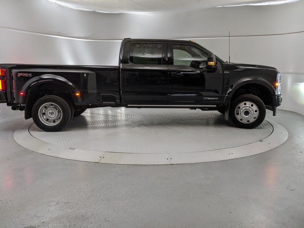 2025 Ford F-450 Platinum photo 2