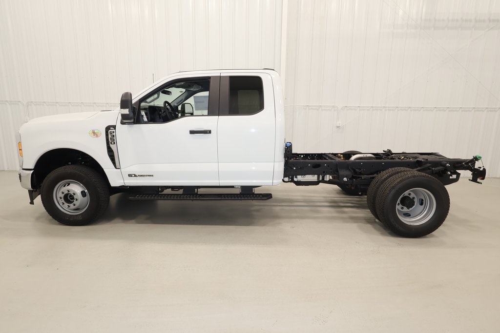 2025 Ford F-350 photo 2