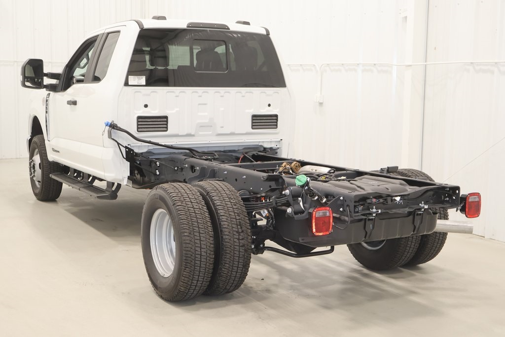 2025 Ford F-350 photo 3