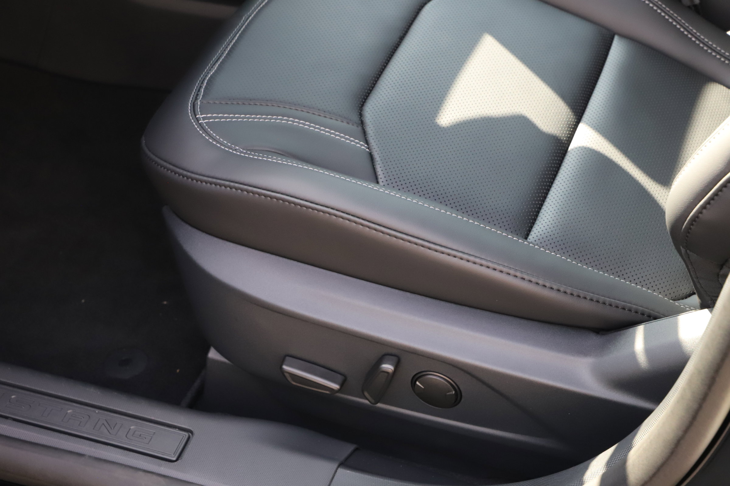 2025 Ford Mustang Mach-E Premium photo 14