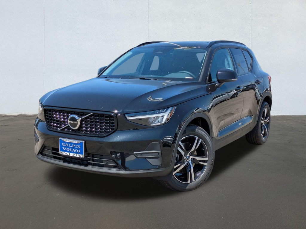 2026 Volvo XC40 B5 Core