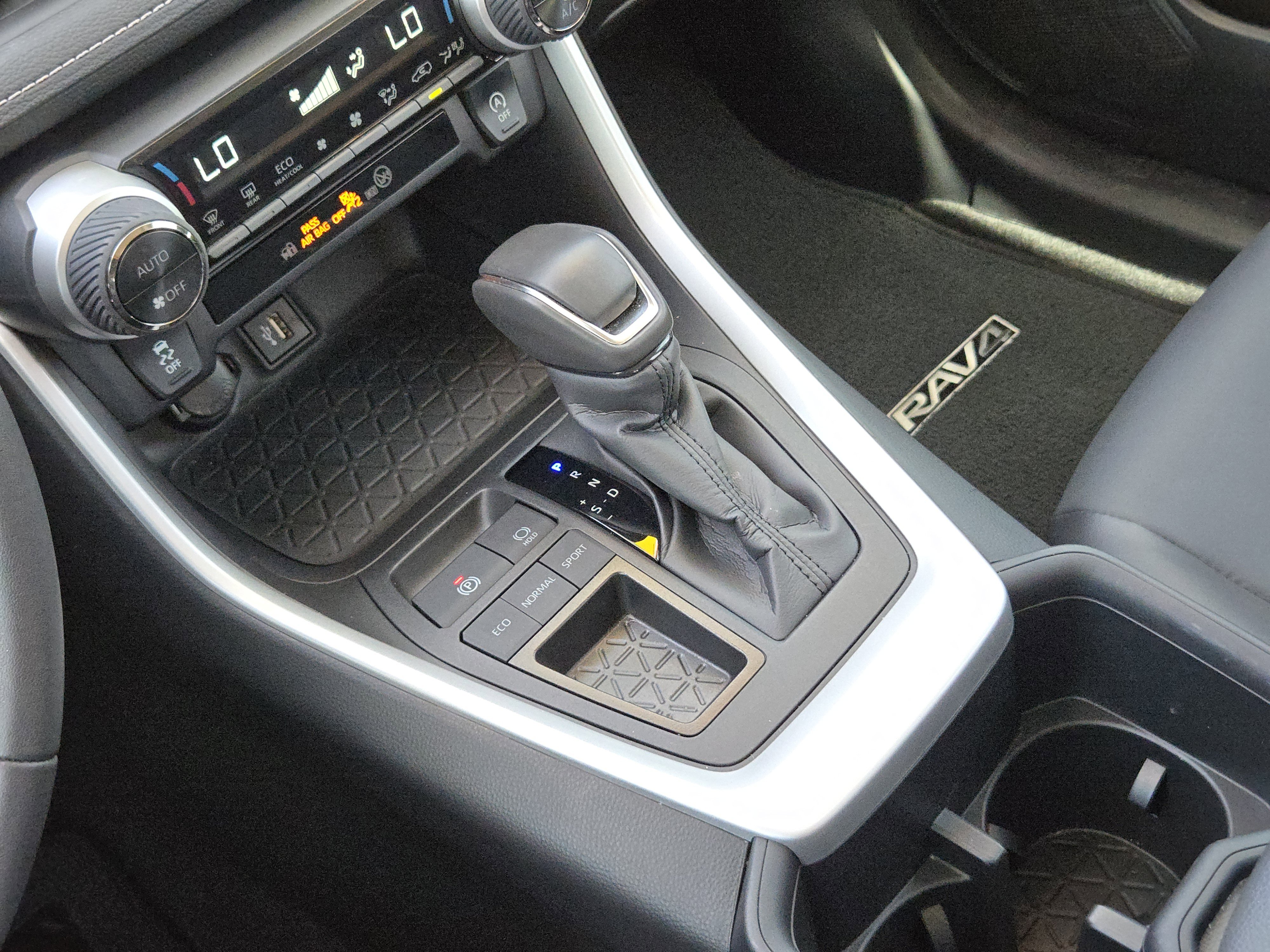 2024 Toyota RAV4 XLE Premium photo 14