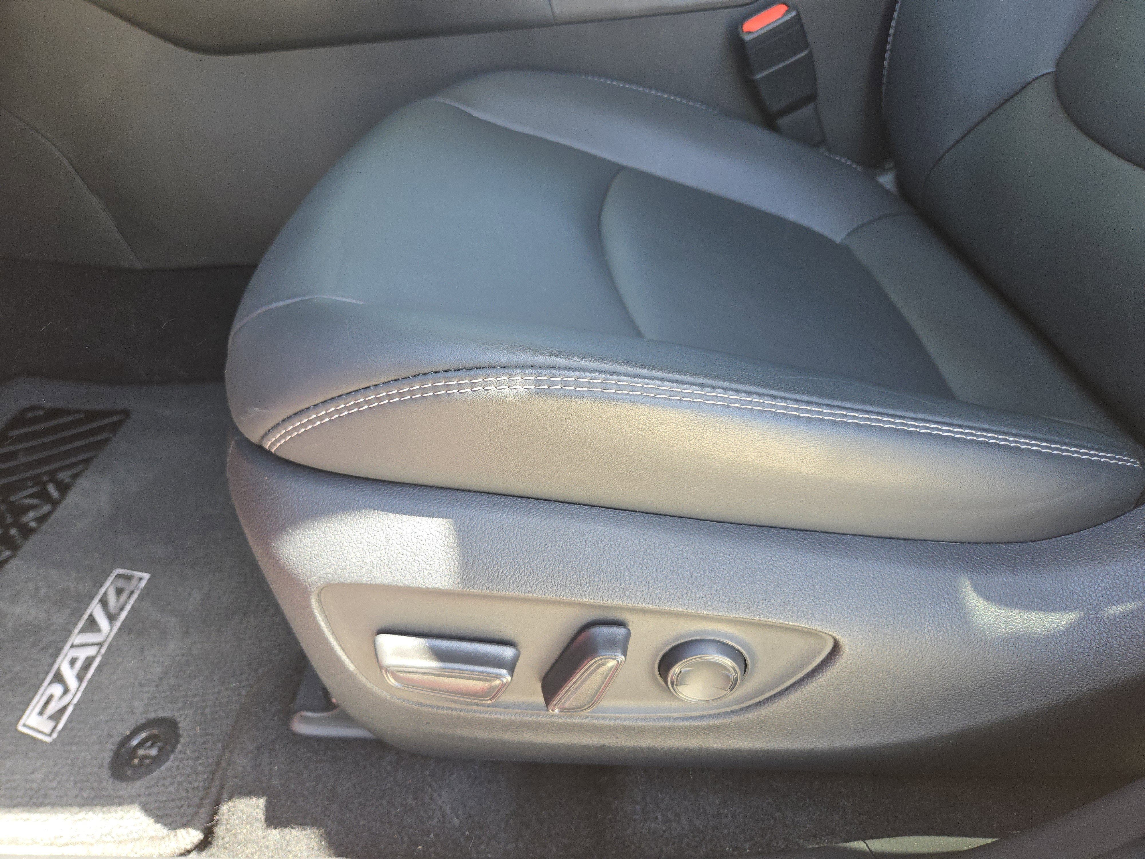 2024 Toyota RAV4 XLE Premium photo 17