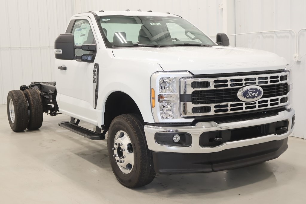 2025 Ford F-350 photo 2
