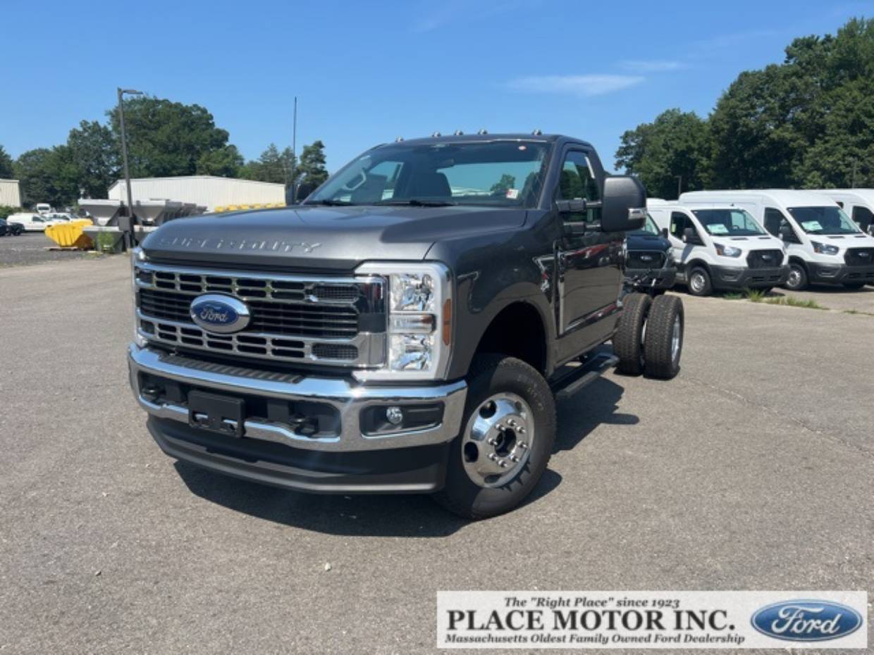 2025 Ford F-350 Super Duty Chassis Cab XL's photo