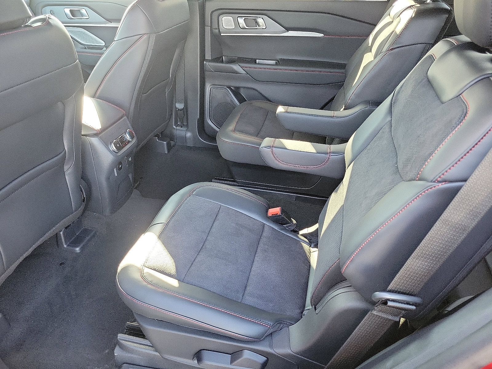 2025 Ford Explorer ST photo 8